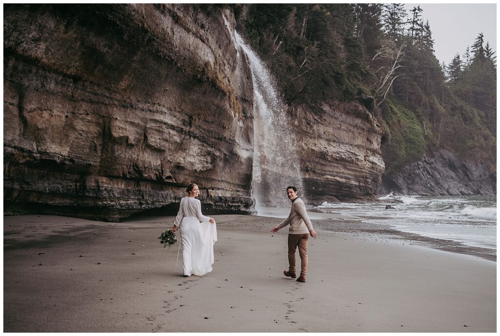 wedding couple on beach