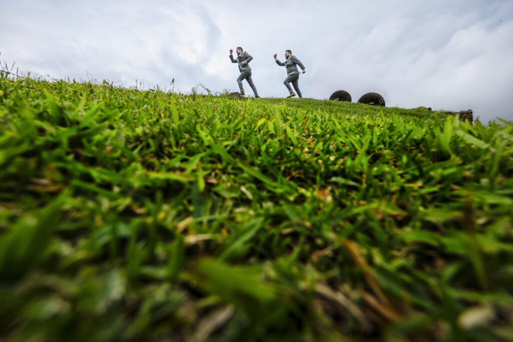 walking running pose mauricio urena photography 2